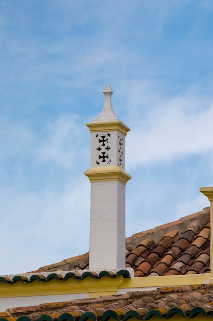 Cheminée portugaise sur un toit de tuiles marron