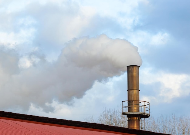 Photo cheminée d'un procédé industriel d'usine qui produit de la fumée blanche