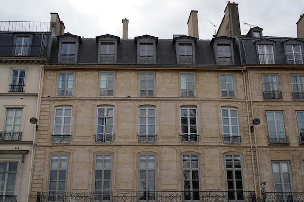 Cheminée des toits de Paris et vue sur la ville du bâtiment