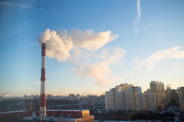 Cheminée d'usine de fumer dans la ville.