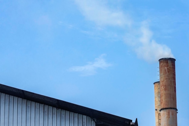 La cheminée de l'usine d'huile de palme avec un fond de ciel