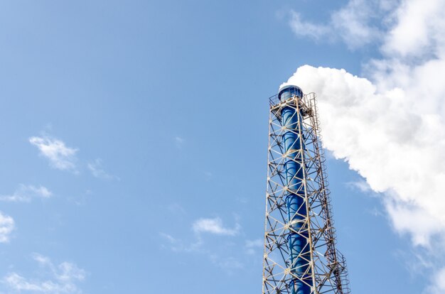 Cheminée et vapeur sur fond de ciel bleu