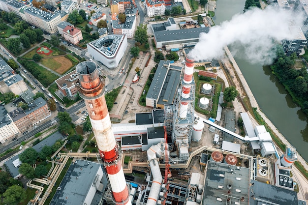 Photo cheminées de cogénération au-dessus de la ville de wroclaw, écologie dans la ville. pologne