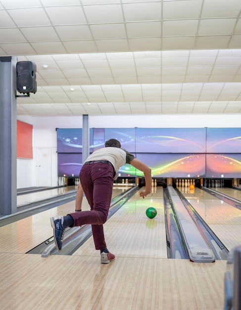 Chemins avec boules et quilles pour le bowling Un jeu amusant pour l'entreprise