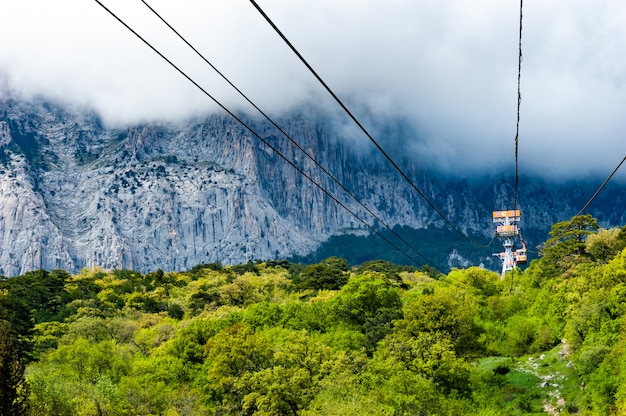 Les chemins du funiculaire passent par des montagnes pittoresques