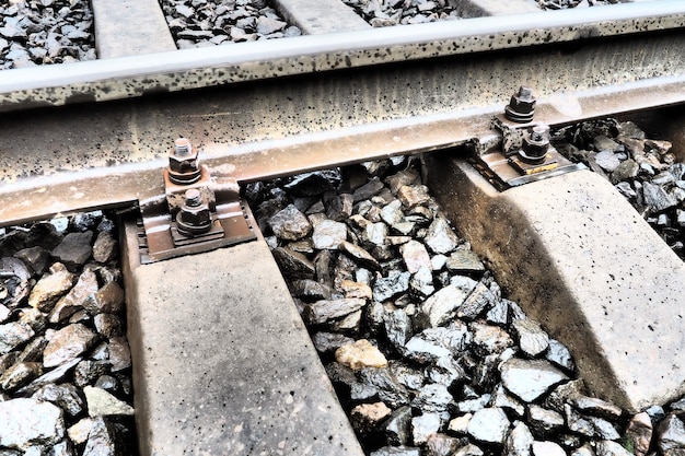 Chemins de fer Rails métalliques en acier et traverses en bois Rivets et attaches sur le chemin de fer Remblai pierreux des voies ferrées Station Nyrki Karelia