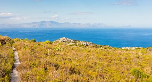 Chemins de randonnée Dirt Track au sommet d'une montagne près de la côte de Cape Town