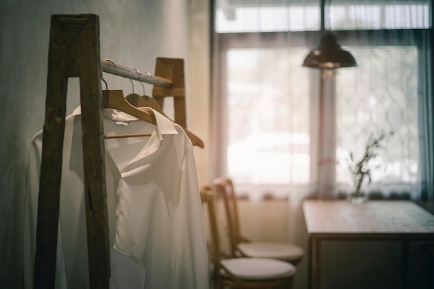 Une chemise accrochée à la grille à la maison.