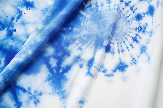 Photo chemise batik en gros plan avec des détails abstraits de teinture bleu indigo sur un fond de coton blanc