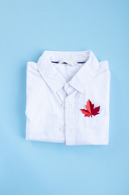 Une chemise blanche avec des feuilles d'automne dans la poche