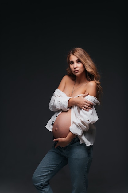 Chemise blanche de jeune belle femme enceinte