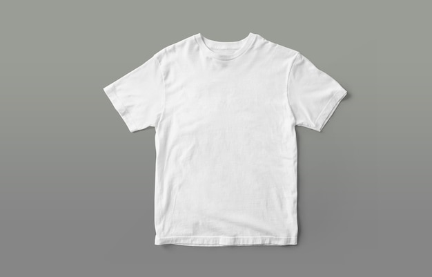 une chemise blanche avec un logo rouge sur le devant
