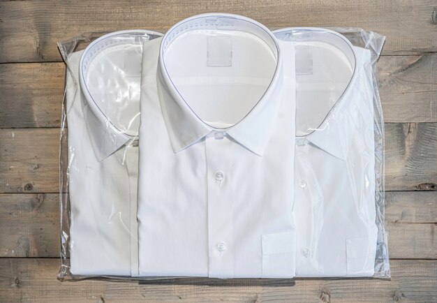 chemise blanche pliante sur fond de bois blanc