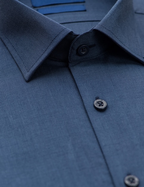 Chemise bleu foncé avec un accent sur le col et le bouton, gros plan