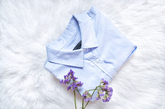 Chemise bleue sur la fourrure blanche, fleurs sauvages Concept à la mode