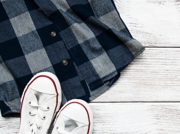 Chemise à carreaux avec des baskets blanches