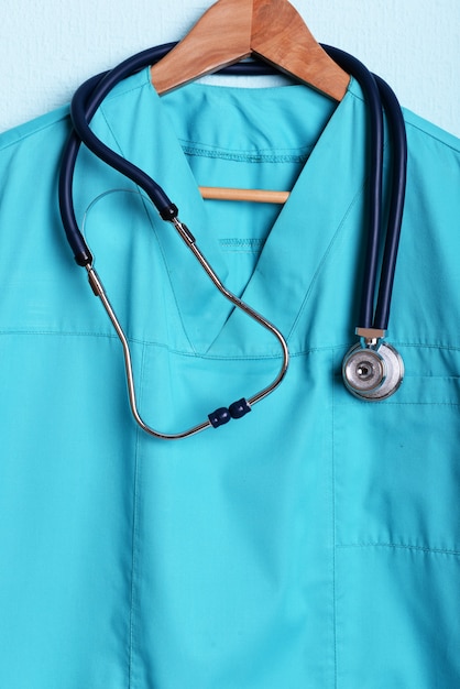 Chemise de docteur avec stéthoscope sur cintre