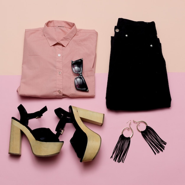 Chemise élégante Lady Outfit rose et accessoires noirs