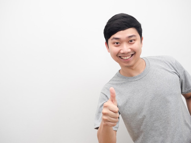 Chemise grise homme souriant et pouce vers le haut blanc isolé