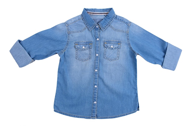 Chemise en jean bleu isolé sur fond blanc