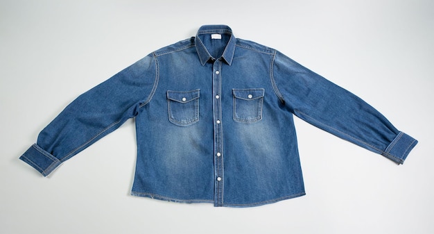 Photo chemise en jean bleu jean isolé sur fond blanc