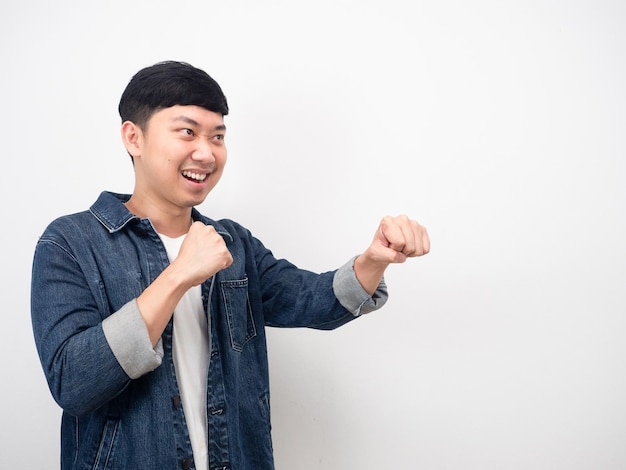 Chemise en jean homme asiatique coup de poing à l'espace de copie