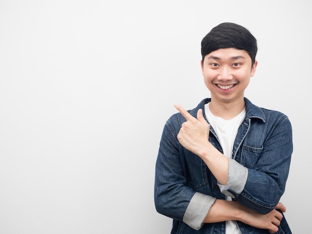 Chemise jeans homme asiatique geste souriant pointant du doigt l'espace de copie
