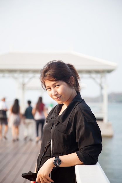 Chemise noire des femmes asiatiques Terrasse en bois debout