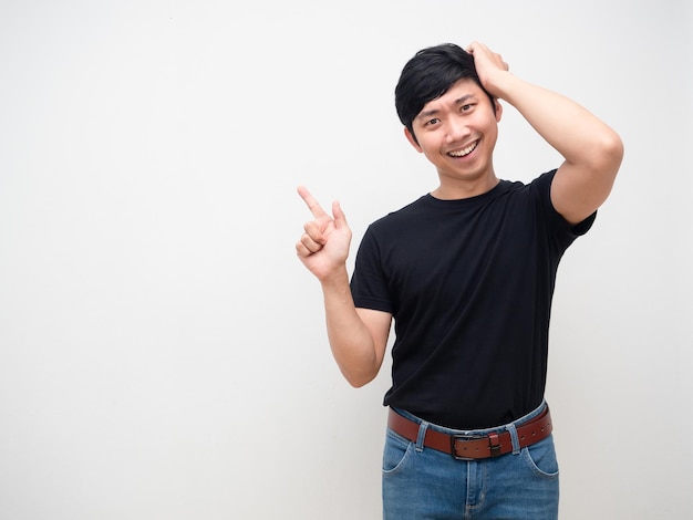 Chemise noire homme confus pointer la tête du doigt et sourire