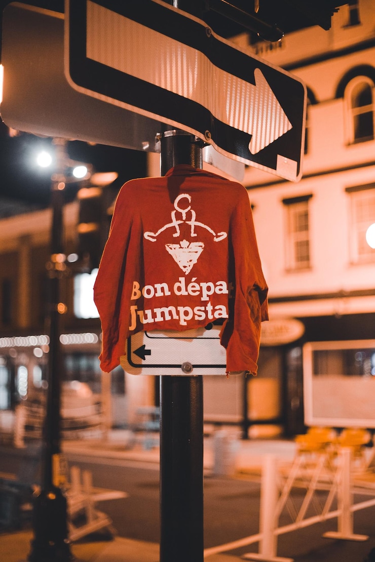 Photo une chemise rouge à manches longues accrochée à une affiche métallique de rue