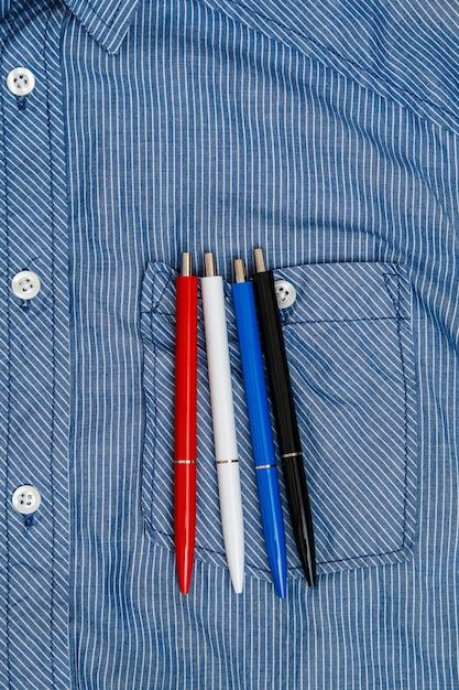 Chemise et stylos colorés