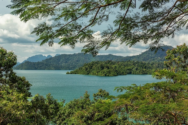 Cheow Lan Lake dans le sud de la Thaïlande