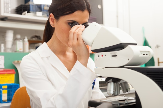 Chercheur au travail dans un laboratoire