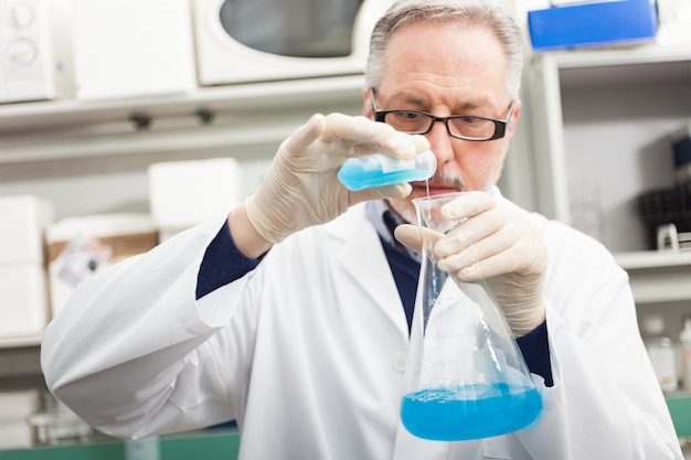 Chercheur au travail dans un laboratoire