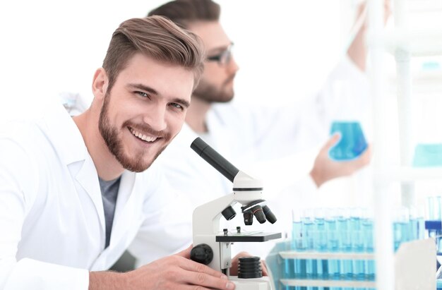 Chercheur masculin effectuant des recherches scientifiques dans un laboratoire