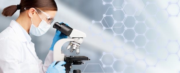 Chercheur scientifique utilisant un microscope en laboratoire.