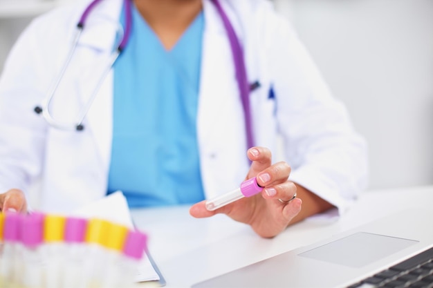 Une chercheuse est entourée de flacons et flacons médicaux, isolés sur fond blanc.