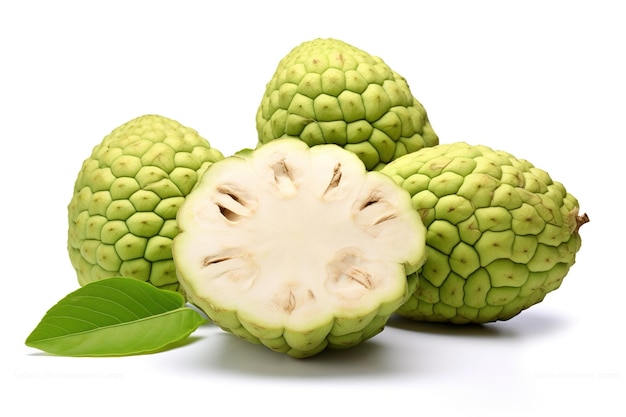 Cherimoya isolé sur le blanc