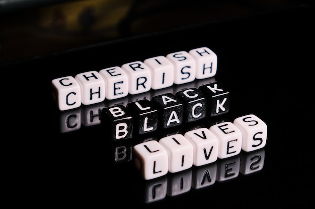 Photo cherish black lives texte sur un fond noir