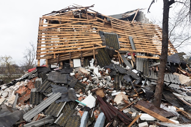 CHERNIHIV REG UKRAINE 18 avril 2022 Guerre de la Russie contre l'Ukraine Maisons complètement détruites et chaos dans la région de Tchernihiv à la suite de l'attaque des envahisseurs russes