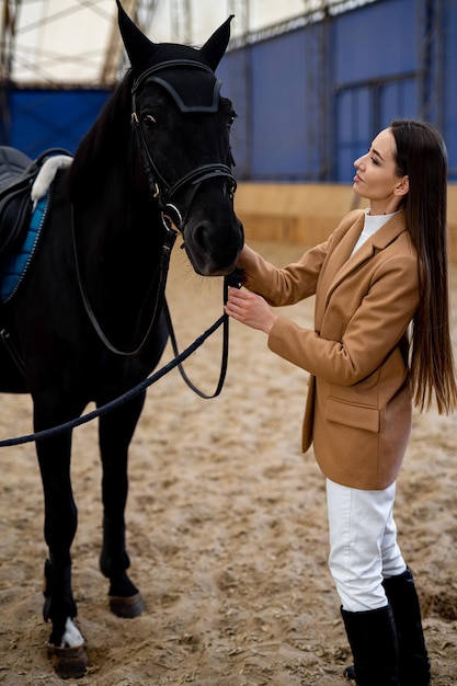 Cheval de campagne avec modèle féminin Jeune belle fille brune monte un cheval