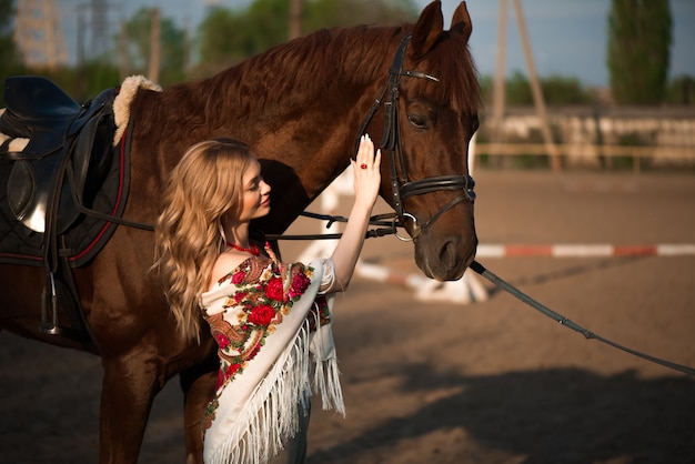 Cheval Et Femme Dans Un Foulard Sur Le Ranch