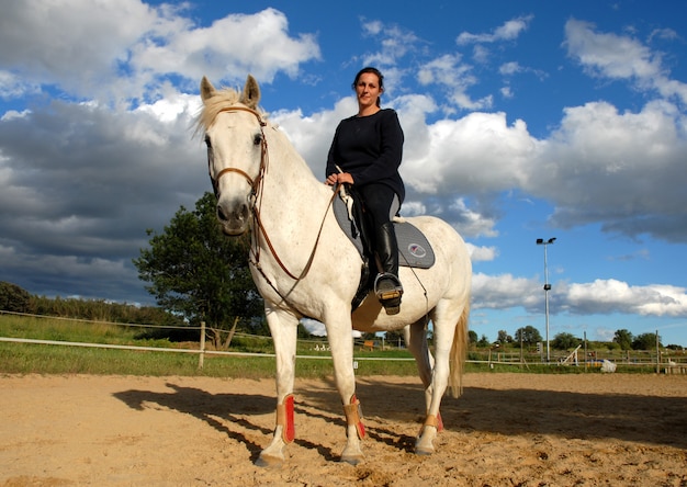 Cheval et femme en dressage