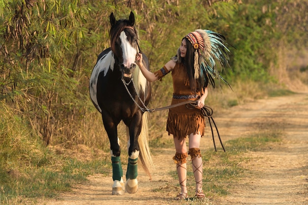 Cheval de style hippie bohème de belle jeune femme.