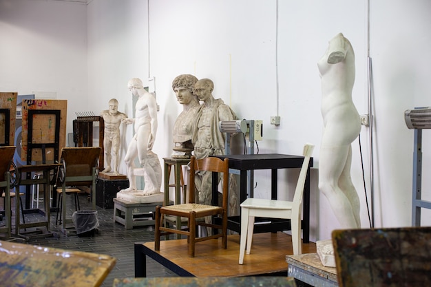 Chevalets, statues et chaises dans la classe de peinture de l'école des beaux-arts