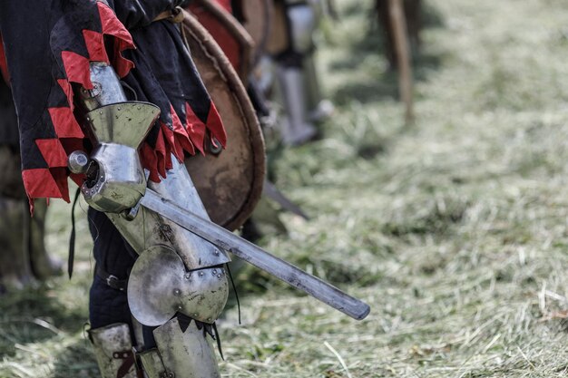 Chevalier en armure Chevalier en armure sur la bataille montée sous ciel orageux Portrait d'un chevalier avec épée sur