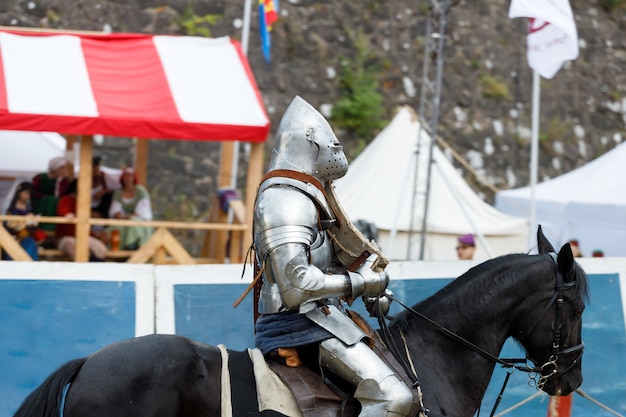 Chevalier en armure médiévale à cheval. photo de haute qualité