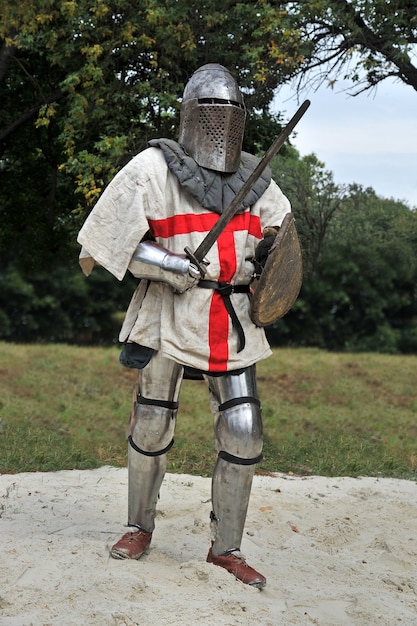 Chevalier médiéval dans son armure avec un bouclier et une épée