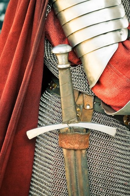 Chevalier médiéval. Gros plan, épée, armure