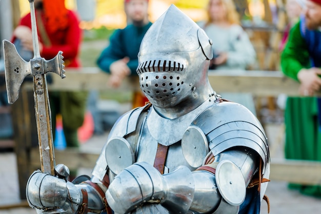 Chevaliers en armure médiévale au tournoi. photo de haute qualité